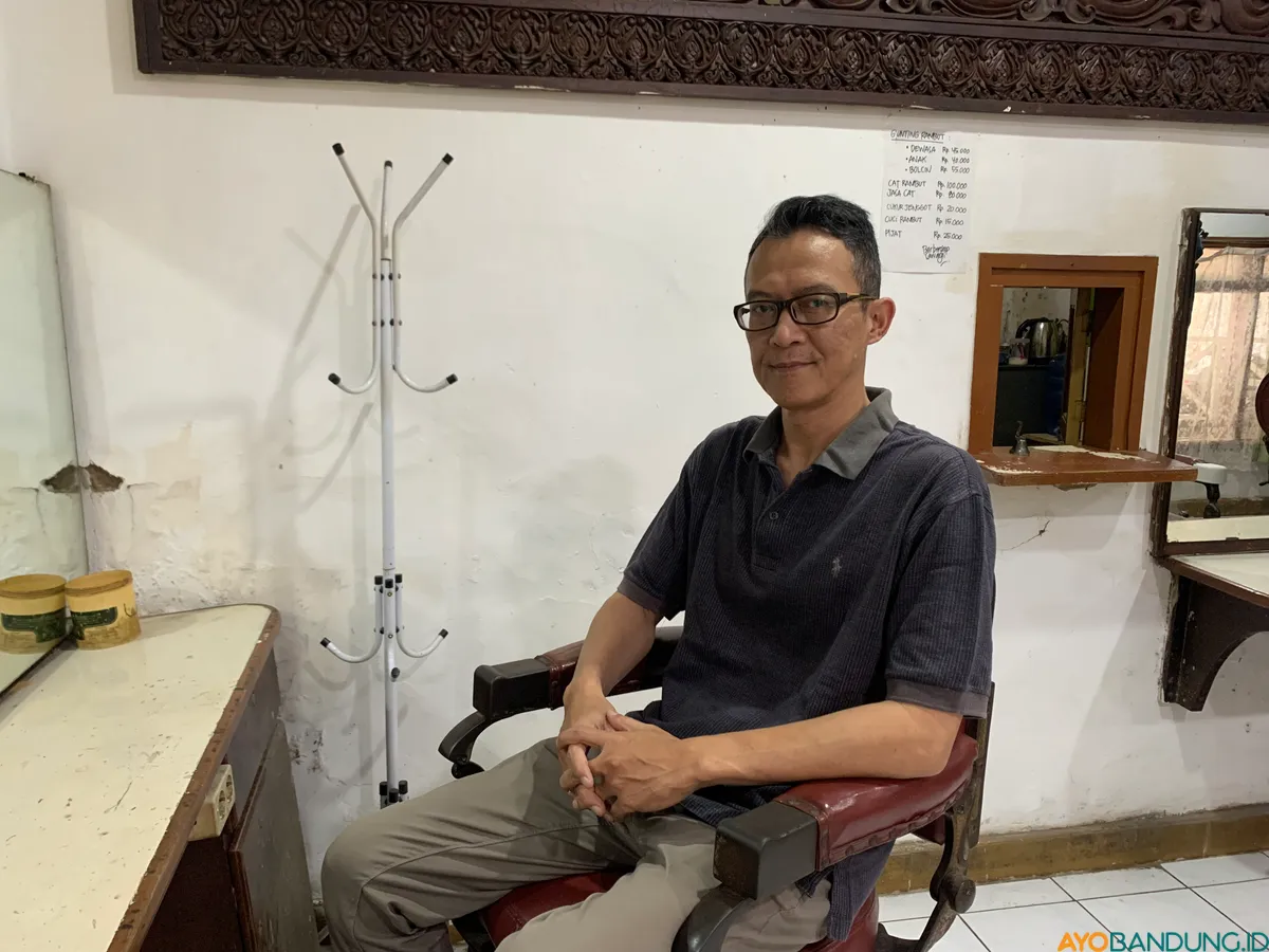 Risyad Erawan Harjani menjaga tradisi langgannya di tengah tantangan tren barbershop yang modern. (Sumber: ayobandung.id | Foto: Ilham Maulana)
