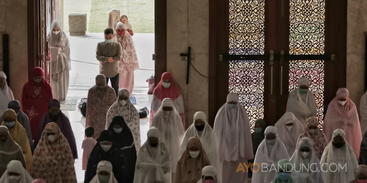 Ilustrasi salat Idulfitri (Sumber: Ayobandung.com | Foto: Kavin Faza)