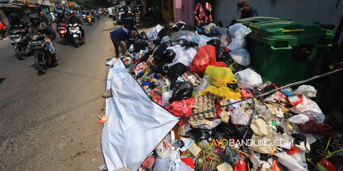 Pemerintah Provinsi Jawa Barat telah menetapkan darurat sampah di Bandung Raya menyusul peristiwa kebakaran di TPA Sarimukti. (Sumber: Ayobandung.com | Foto: Irfan Al-Faritsi)
