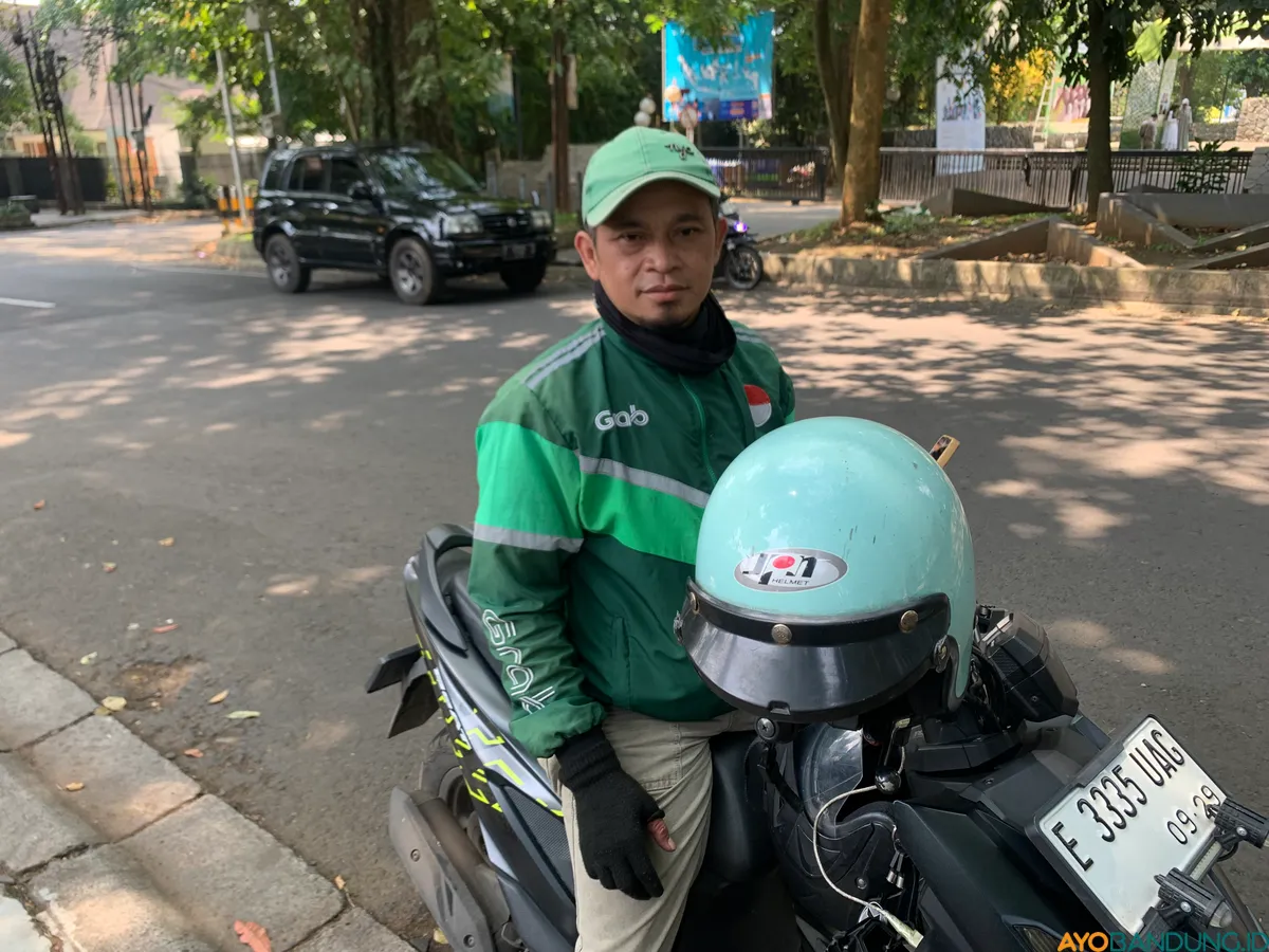 Ujang Nurdin mudik ke Majalengka meski dalam keterbatasan finansial yang penting bertemu dengan anaknya. (Sumber: ayobandung.id | Foto: Halwa Raudhatul)