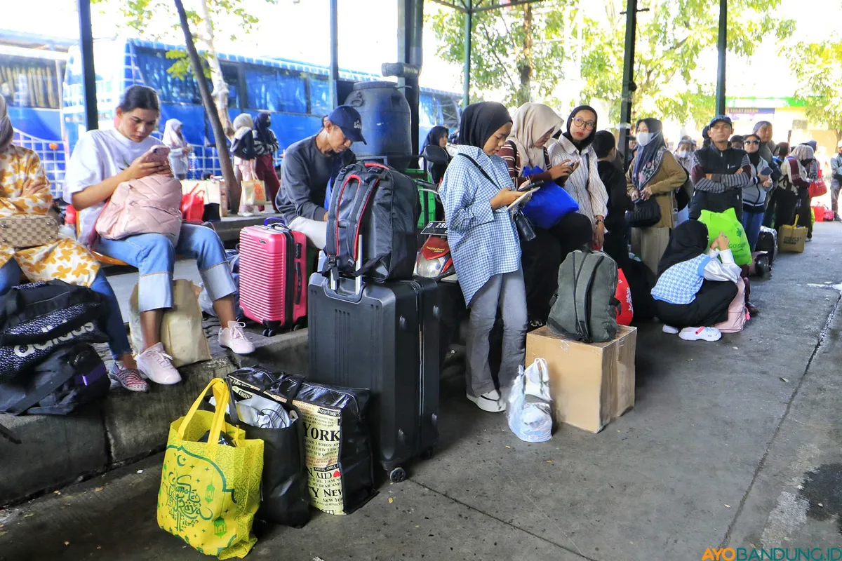 Penumpukan penumpang terjadi Terminal Leuwipanjang, Kota Bandung, Kamis 19 Maret 2026 akibat keterlambatan kedatangan armada yang terjebak kemacetan arus mudik Lebaran 2026. (Sumber: ayobandung.id | Foto: Irfan Al Faritsi)