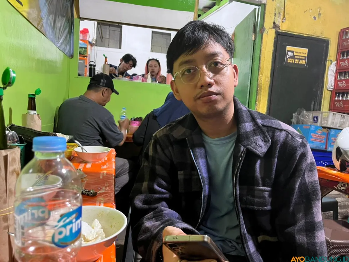 Aditya Rahman memanfaatkan momen libur Lebaran untuk makan bakso bersama keluarganya. (Sumber: ayobandung.id | Foto: Ilham Maulana)