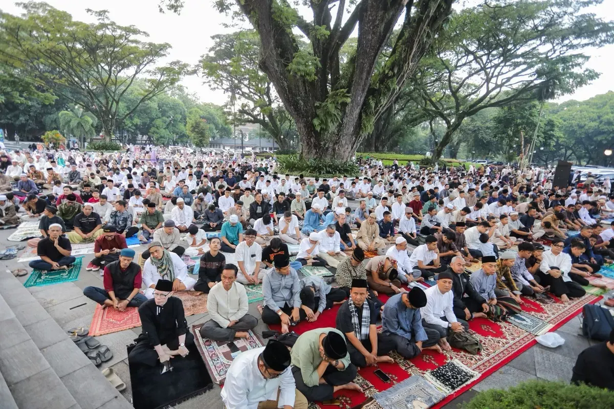 Salat Idulfitri di Balai Kota Bandung Berlangsung Khidmat, Jadi Ajang Silaturahmi Warga. (Sumber: Ayobandung.id | Foto: Muslim Yanuar)