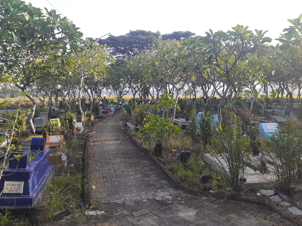 Ziarah kubur ke makam orang tua dan kerabat di kampung halaman (Sumber: dokpri | Foto: Totok Siswantara)