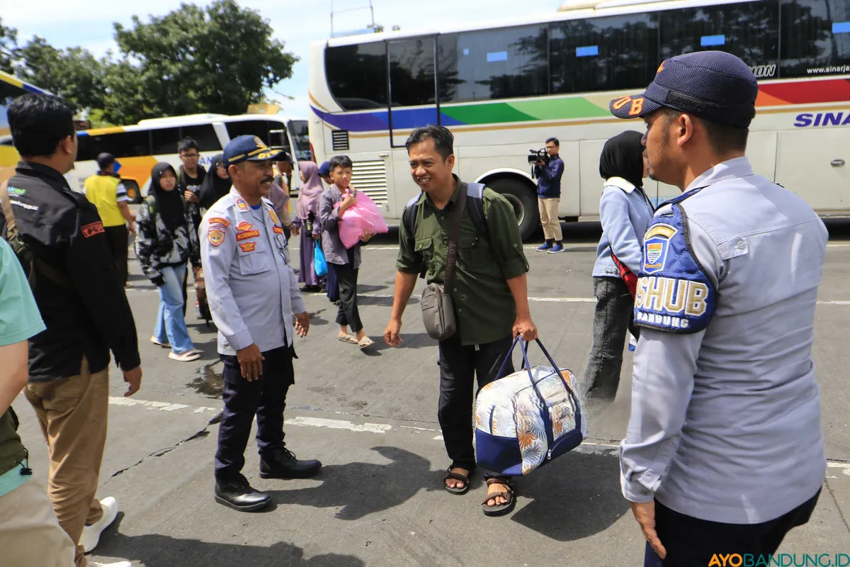 Suasana arus balik mulai terlihat di Terminal Cicaheum, Kota Bandung, Selasa 24 Maret 2026 (Sumber: ayobandung.id | Foto: Irfan Al Faritsi)