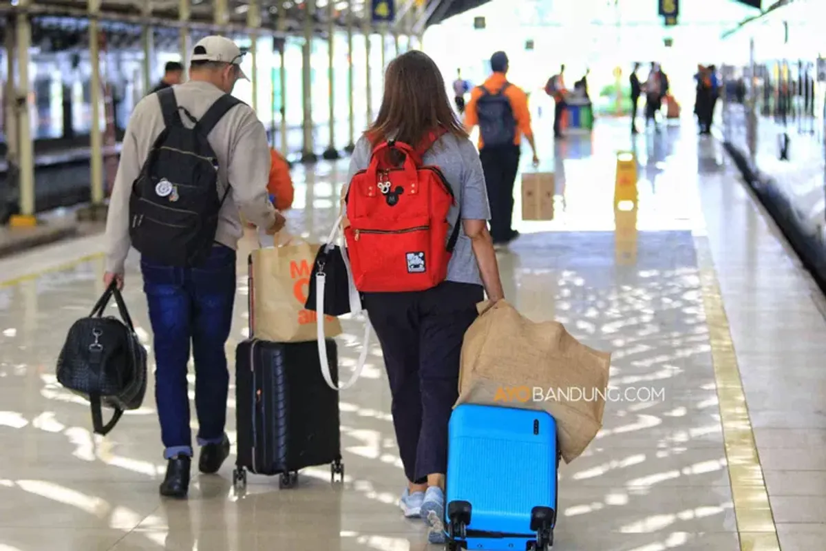 Sejumlah penumpang saat akan memasuki gerbong kereta api di Stasiun Bandung, Rabu 4 Desember 2024. (Sumber: Ayobandung.com | Foto: Irfan Al-Faritsi)
