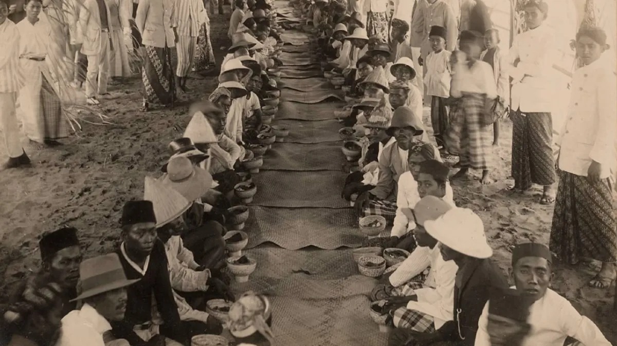 Sebuah potret yang menunjukkan tradisi makan bersama dalam acara halalbihalal tahun 1926. (Sumber: (Foto: Delpher))