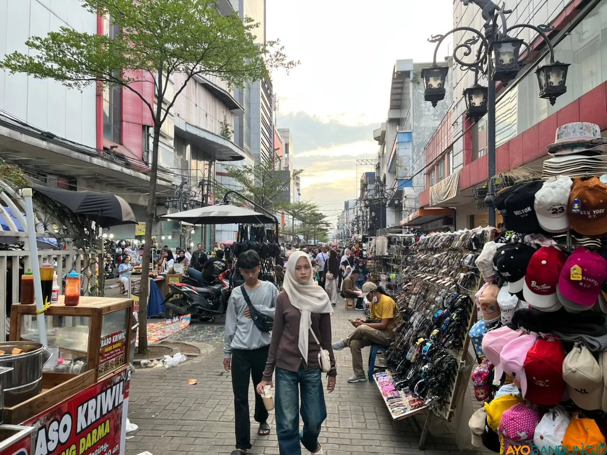 Meski dipadati wisatawan, sejumlah pedagang di kawasan Alun-alun Kota Bandung mengeluhkan sepinya pembeli. (Sumber: ayobandung.id | Foto: Ilham Maulana)