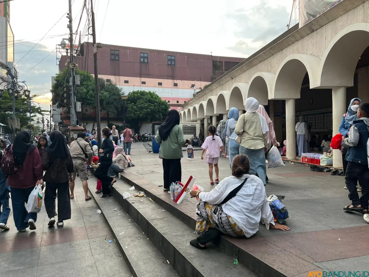 Sampah berserakan di kawasan Alun-alun Kota Bandung pada saat libur lebaran. (Sumber: ayobandung.id | Foto: Ilham Maulana)
