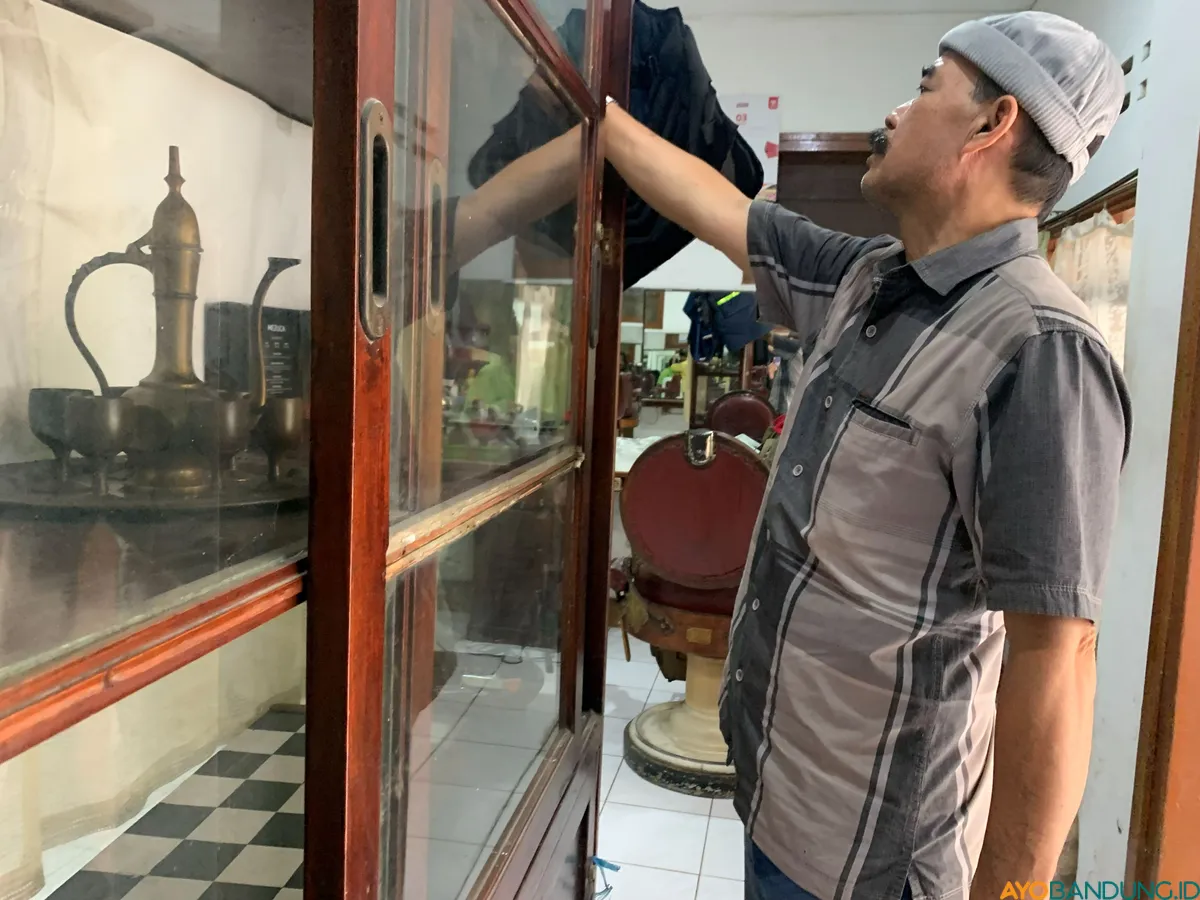 Arifin salah satu saksi hidup perjalanan panjang Barbershop Sawargi. (Sumber: ayobandung.id | Foto: Halwa Raudhatul)