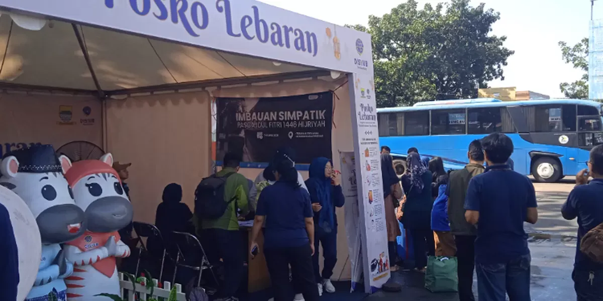 Sejumlah perantau sedang menjalani pemeriksaan identitas di Posko Pendataan Masyarakat di Terminal Cicaheum, Kota Bandung. (Sumber: Ayobandung.com | Foto: Gilang Fathu Romadhan)
