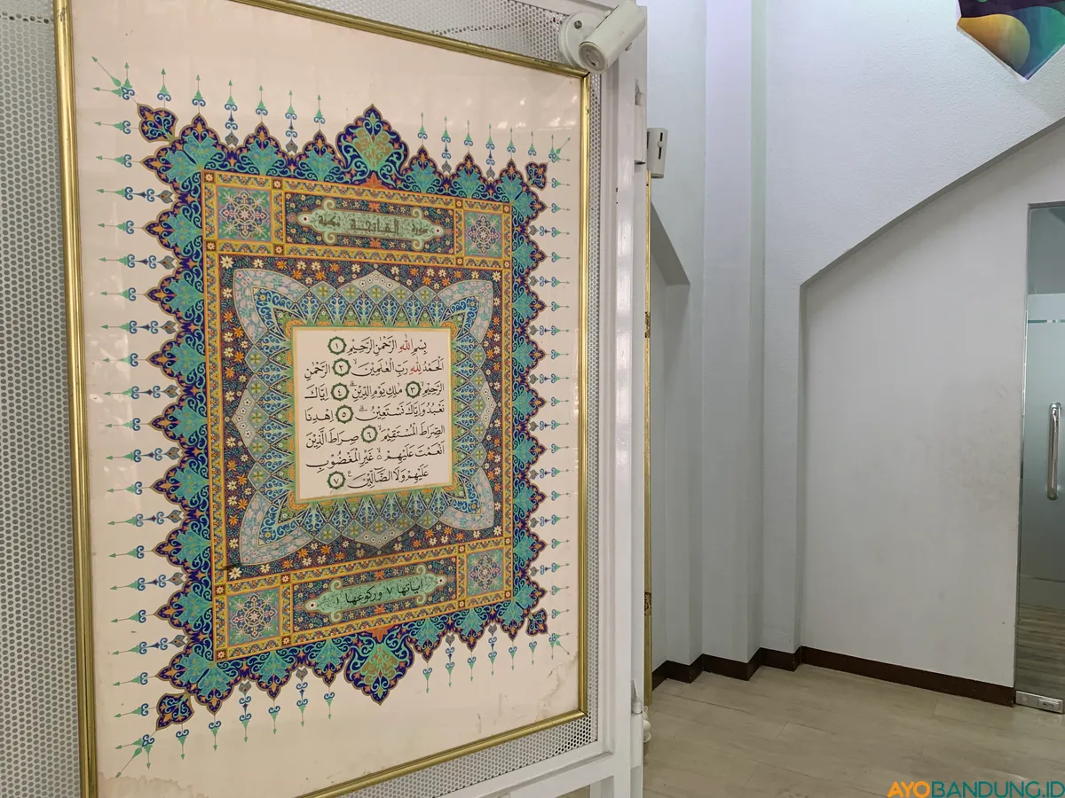 Di sudut Pusdai, Mushaf Sundawi menyimpan cerita tentang iman, seni, dan identitas yang menunggu untuk lebih dikenal. (Sumber: ayobandung.id | Foto: Halwa Raudhatul)