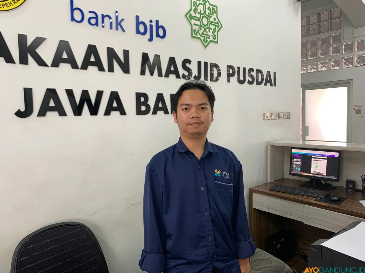 Bagus Reyhan, petugas Perpustakaan Pusdai Jawa Barat. (Sumber: ayobandung.id | Foto: Halwa Raudhatul)