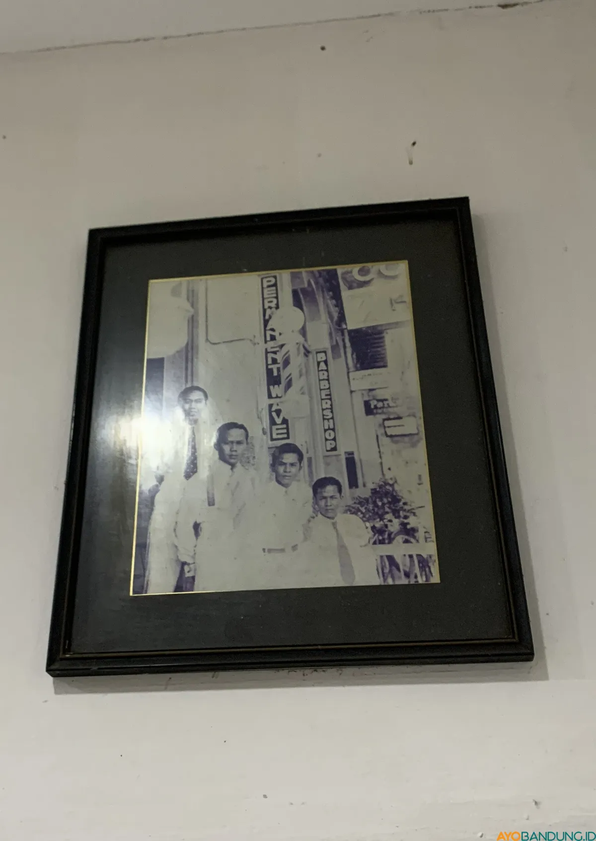 Foto-foto lawas yang menempel di dinding menjadi saksi perjalanan panjang Barbershop Sawargi dari masa ke masa. (Sumber: ayobandung.id | Foto: Halwa Raudhatul)