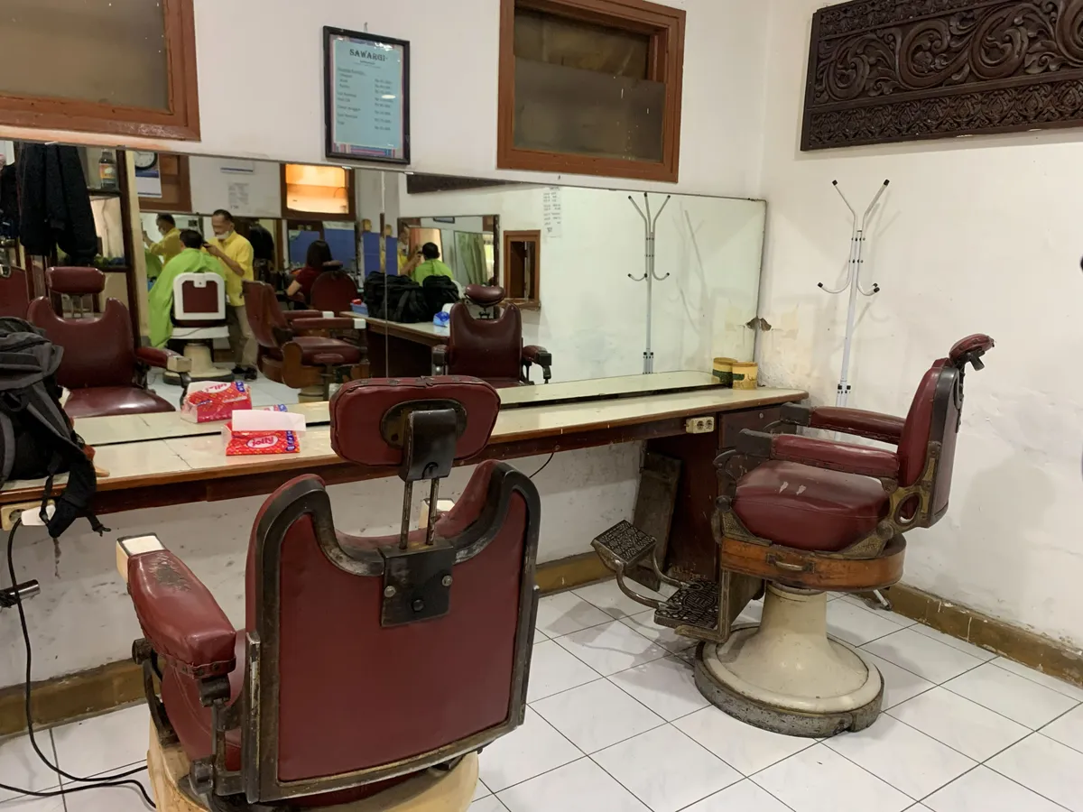 Kursi-kursi tua yang masih digunakan hingga kini menjadi simbol ketahanan usaha Barbershop Sawargi di tengah perubahan zaman. (Sumber: ayobandung.id | Foto: Halwa Raudhatul)