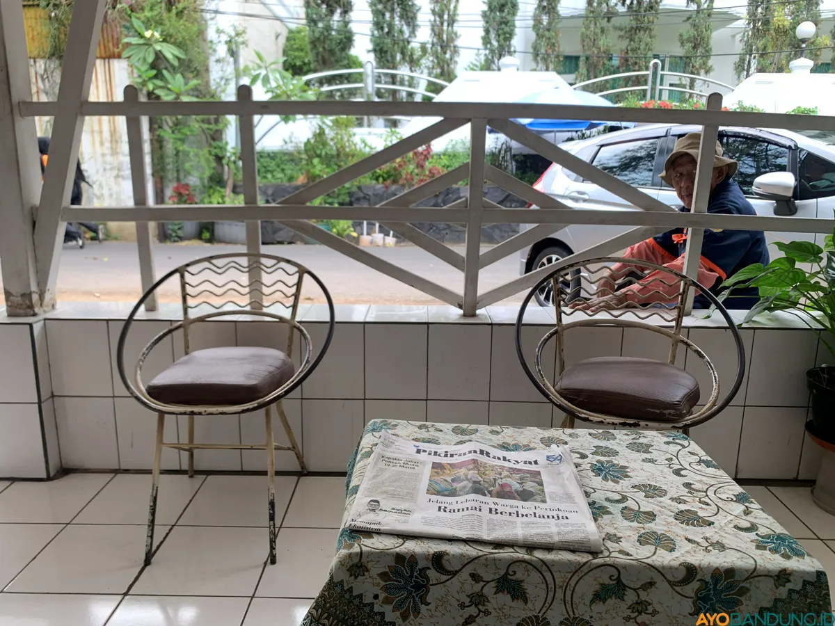 Kursi tua di ruang tunggu Barbershop Sawargi menjadi saksi bisu pertemuan dan percakapan lintas generasi. (Sumber: ayobandung.id | Foto: Halwa Raudhatul)