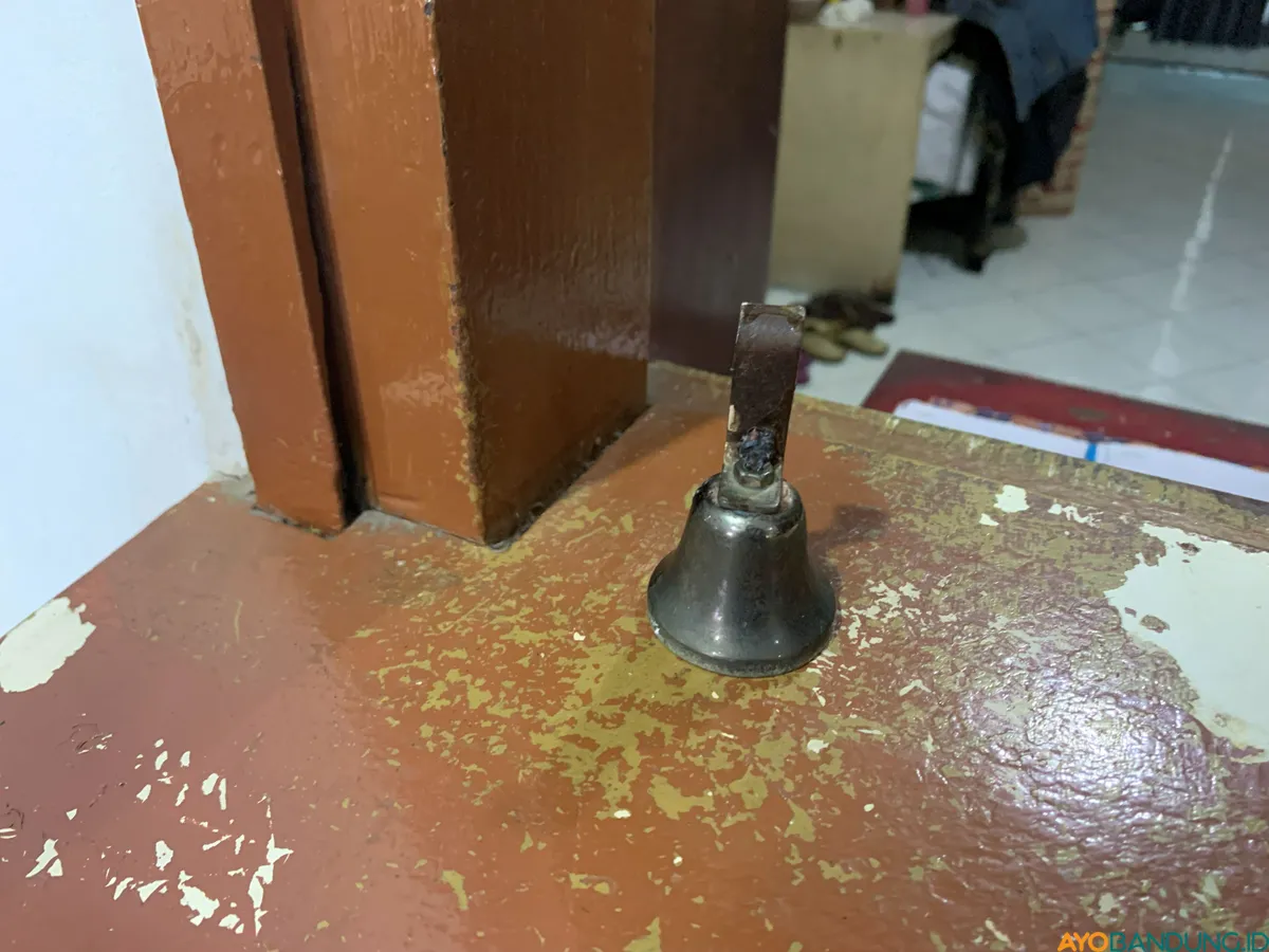 Lonceng kecil di Barbershop Sawargi masih digunakan hingga kini sebagai penanda pelanggan selesai dicukur dan kasir dipanggil. (Sumber: ayobandung.id | Foto: Halwa Raudhatul)