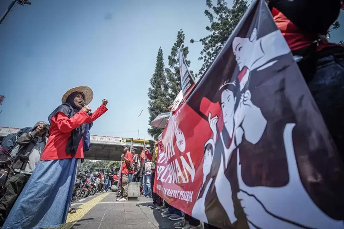 Ilustrasi aksi pekerja perempuan (Sumber: Ayobandung.com | Foto: Kavin Faza)