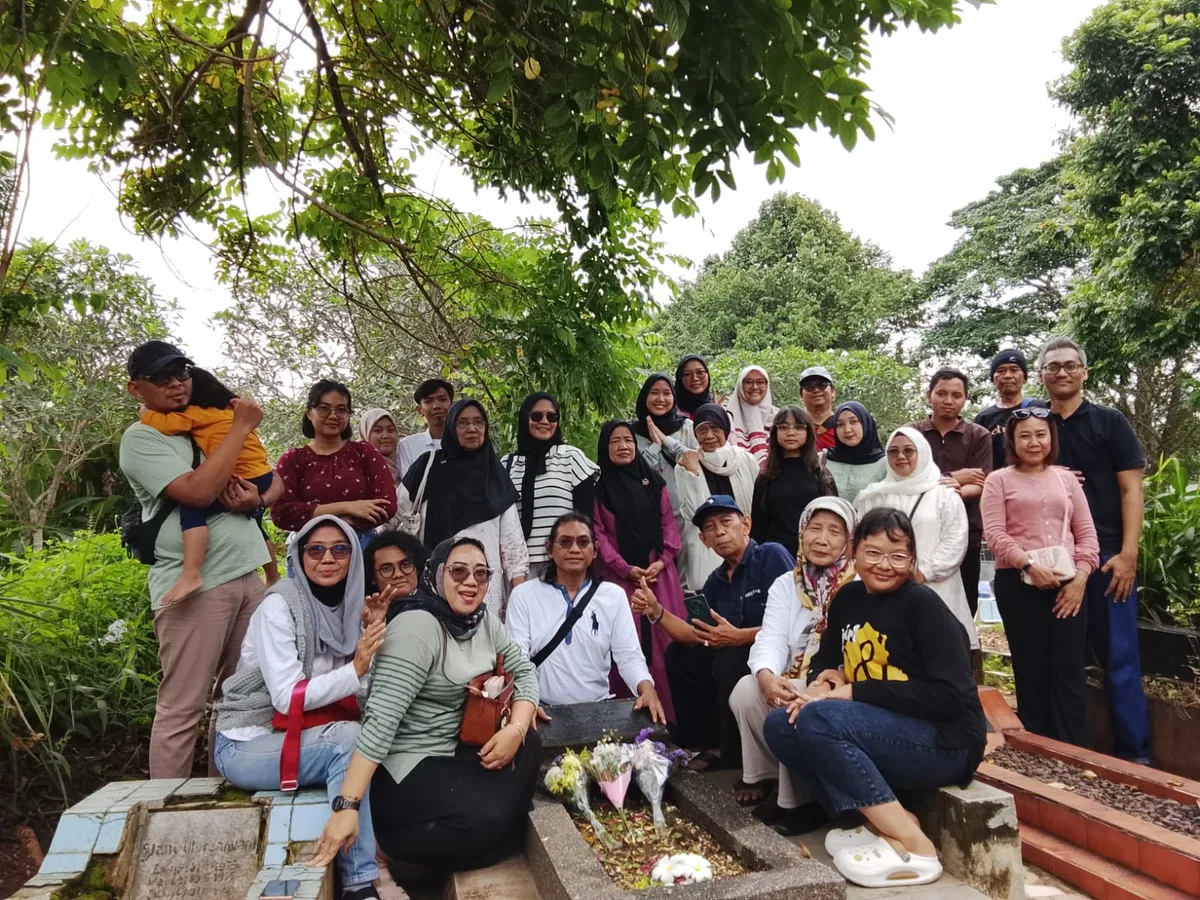 Putra-putri Sambas Mangundikarta saat berziarah ke makam almarhum di Subang, Jawa Barat. (Sumber: Istimewa)