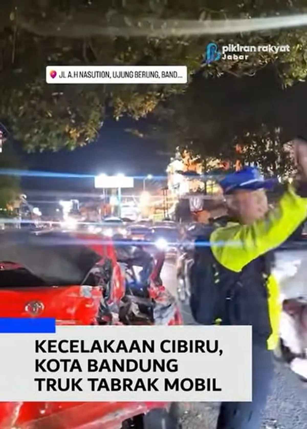 Sebuah mobil yang tengah terparkir di sisi jalan mendadak ditabrak oleh truk yang melaju dari arah Cibiru (Minggu, 22/3/2026). (Sumber: https://www.instagram.com/reel/DWMFQimpe89/ | Foto: Instagram/ @teddy_crseven)