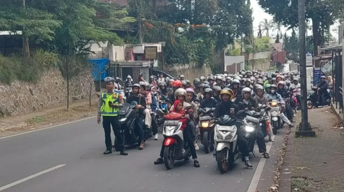 Kepadatan lalu lintas di kawasan Lembang pada hari H Lebaran. (Sumber: https://www.jabaribernews.com/jawa-barat/26916900972/lonjakan-mobilitas-lebaran-2026-arus-kendaraan-di-bandung-barat-meningkat | Foto: Ayobandung.com/Restu Nugraha)