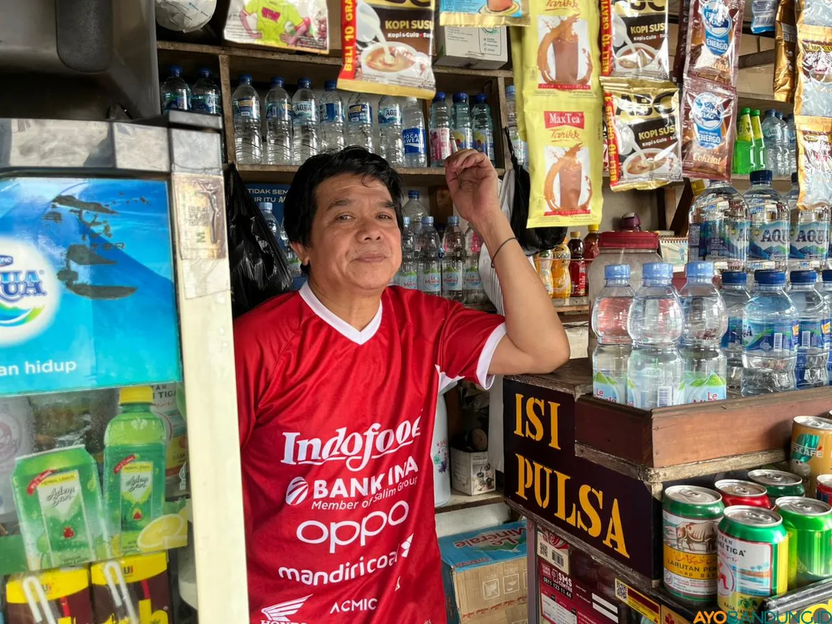 Empat dekade bertahan di Terminal Cicaheum, Wawan kini hanya bisa mengenang ramainya penumpang yang dulu memenuhi setiap sudut terminal. (Sumber: ayobandung.id | Foto: Ilham Maulana)