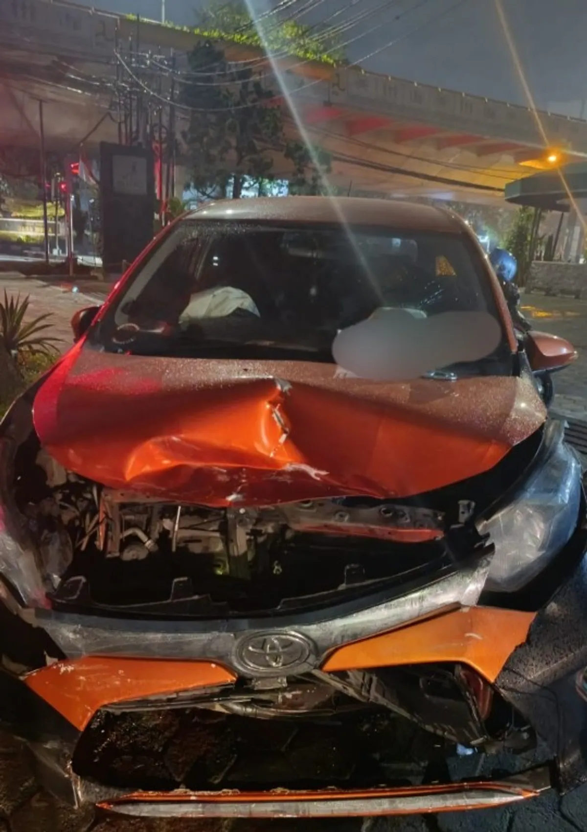 Kecelakaan lalu lintas melibatkan dua kendaraan roda empat terjadi di Jalan Cipaganti, Kota Bandung, pada Minggu (25/1/2026) sekitar pukul 02.00 WIB. (Sumber: https://www.instagram.com/p/DT6t76Ik1Le/?img_index=2 | Foto: Instagram @infobandungkota)