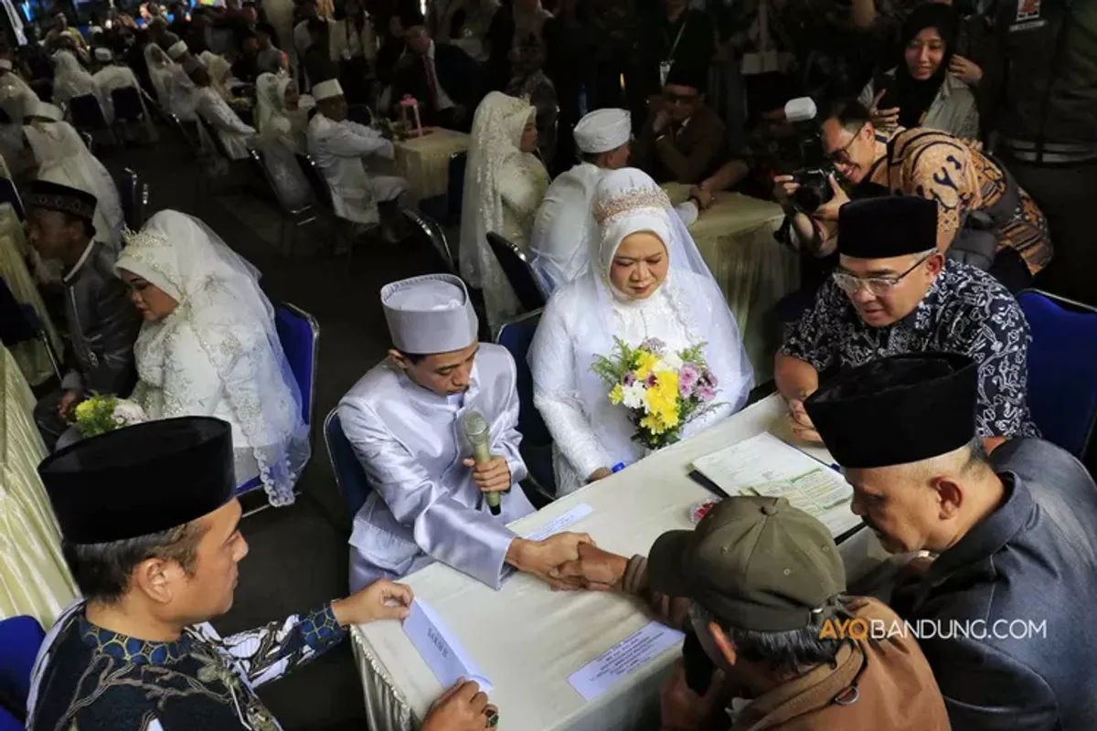 Pemerintah Kota Bandung menggelar nikah gratis bagi 10 pasangan dengan dengan berbagai fasilitas dalam rangka Hari Jadi Kota Bandung ke-215. (Sumber: Ayobandung.com | Foto: Irfan Al-Faritsi)