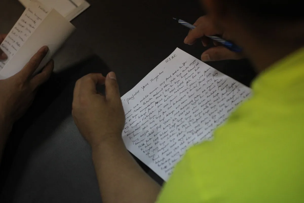 Perserta Menulis Warga Binaan Pemasyarakatan (WBP) menulis pengalaman pribadi. (Foto: Tim Media Lapas Kelas II B Majengka)