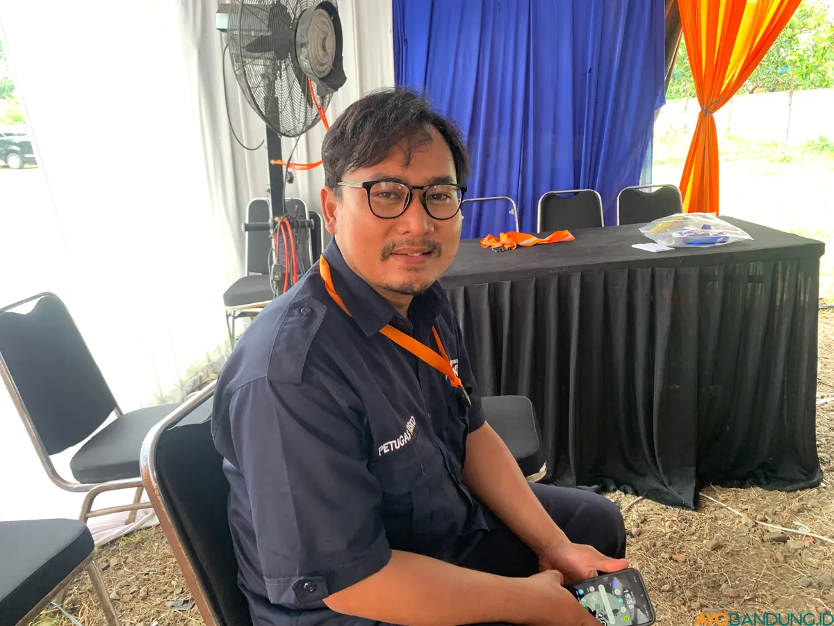 Rizky Agung memastikan setiap perjalanan lewat Motis bukan sekadar memindahkan kendaraan, tapi juga mengurangi risiko kecelakaan di jalan. (Sumber: ayobandung.id | Foto: Halwa Raudhatul)