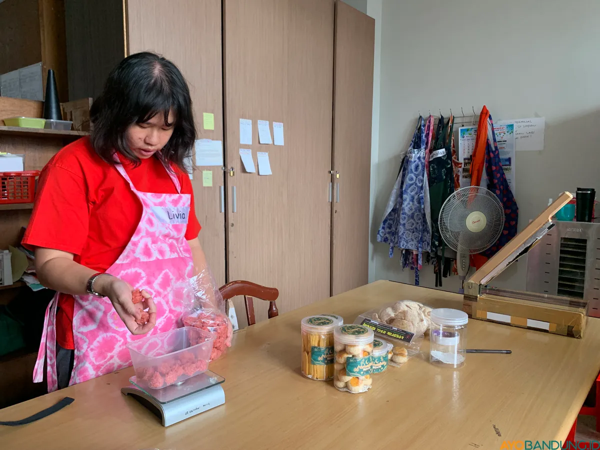 Livia menimbang hasil olahan makanannya di dapur Percik Insani. Dari aktivitas sederhana yang ia sukai, tumbuh mimpi untuk suatu hari membuka restoran masakan Hongkong. (Sumber: ayobandung.id | Foto: Halwa Raudhatul)