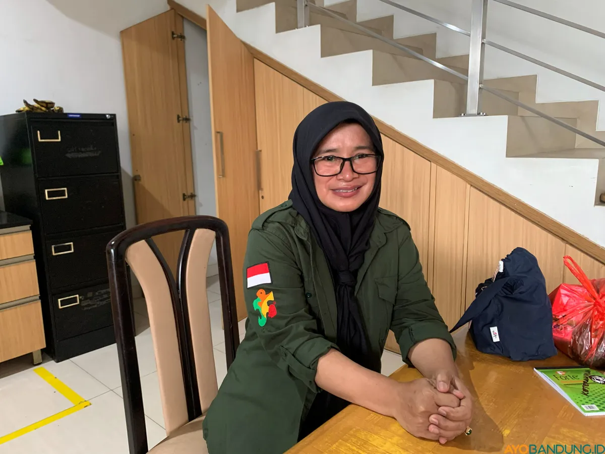 Danik Sri Haryani mendampingi kegiatan di Percik Insani, menjaga agar setiap peserta mendapat ruang belajar sesuai kemampuannya. (Sumber: ayobandung.id | Foto: Halwa Raudhatul)