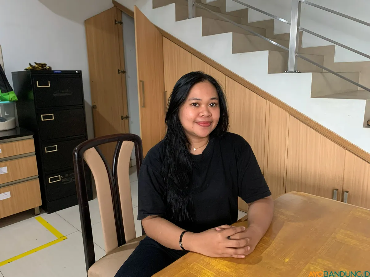 Winda Wirantika membantu peserta belajar dari hal-hal sederhana menuju kemandirian. (Sumber: ayobandung.id | Foto: Halwa Raudhatul)