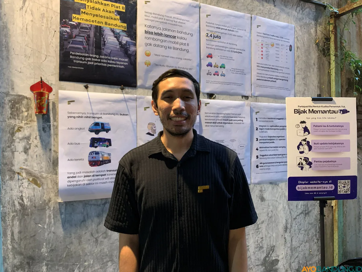 Sena Luphdika menilai perubahan sistem menjadi kunci agar angkot dan layanan publik lainnya bisa lebih tertata dan efisien. (Sumber: ayobandung.id | Foto: Halwa Raudhatul)