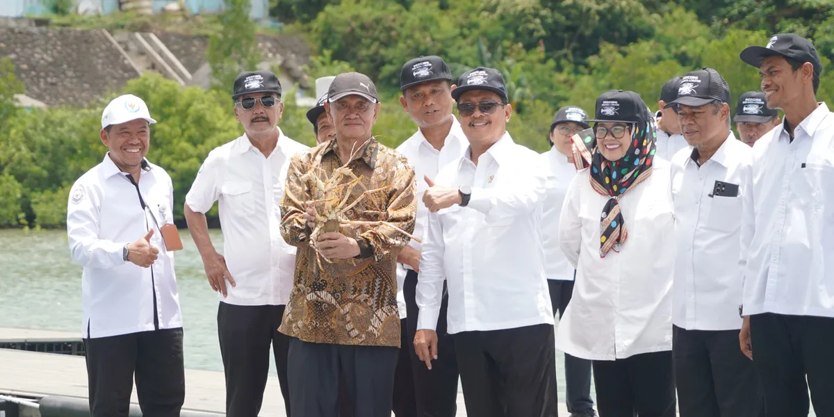 Menteri Kelautan dan Perikanan, Sakti Wahyu Trenggono meresmikan modeling budidaya lobster di Batam. (Sumber: Media KKP)