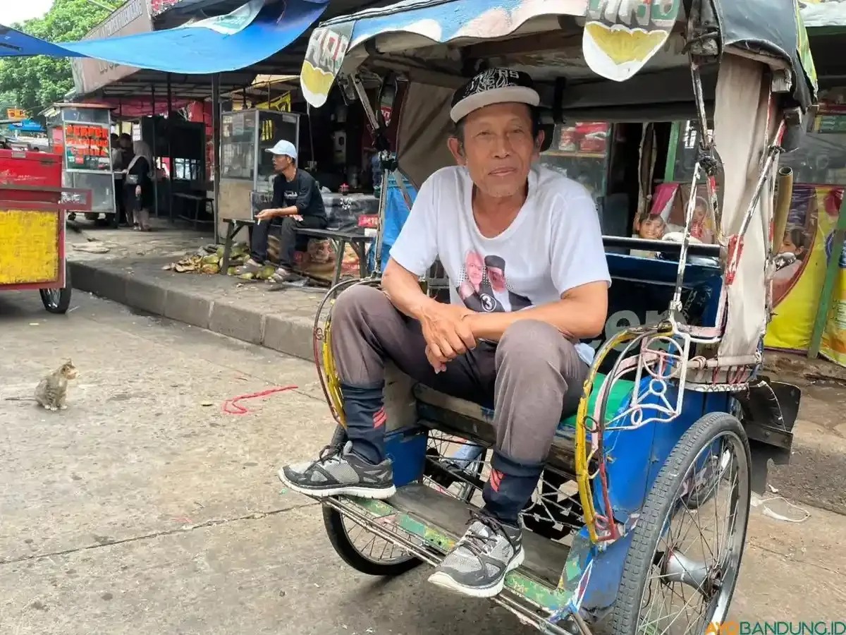 Slamet pengayuh becak di kawasan Kiaracondong. (Sumber: ayobandung.id | Foto: Ilham Maulana)