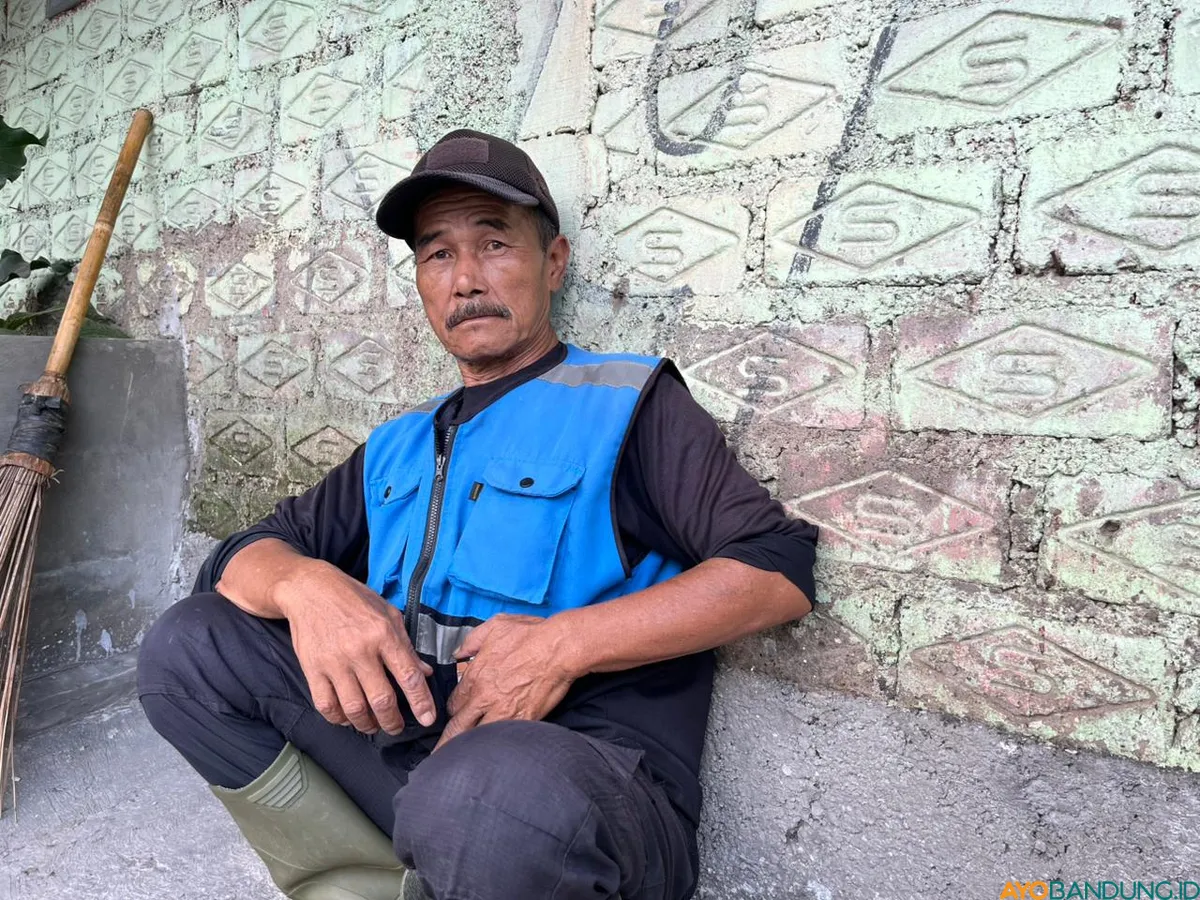 Memasuki usia 70 tahun, Sodikin masih menjalani rutinitas sebagai petugas kebersihan di wilayah Sukapura. (Sumber: ayobandung.id | Foto: Ilham Maulana)