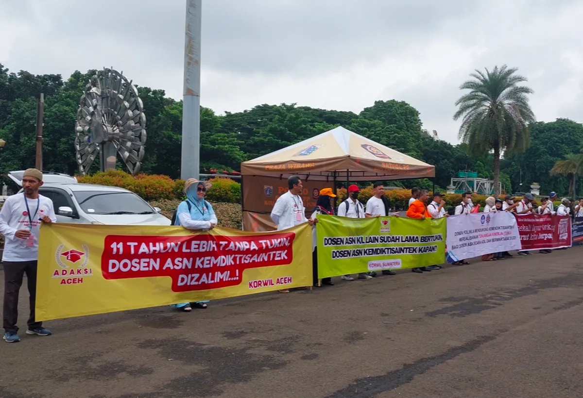 Dosen yang tergabung dalam Aliansi Dosen ASN Kemendiktisaintek Seluruh Indonesia (ADAKSI), menuntut pencairan tunjangan kinerja (tukin) periode 2020-2024 yang belum terbayarkan oleh pemerintah. (Sumber: ADAKSI)