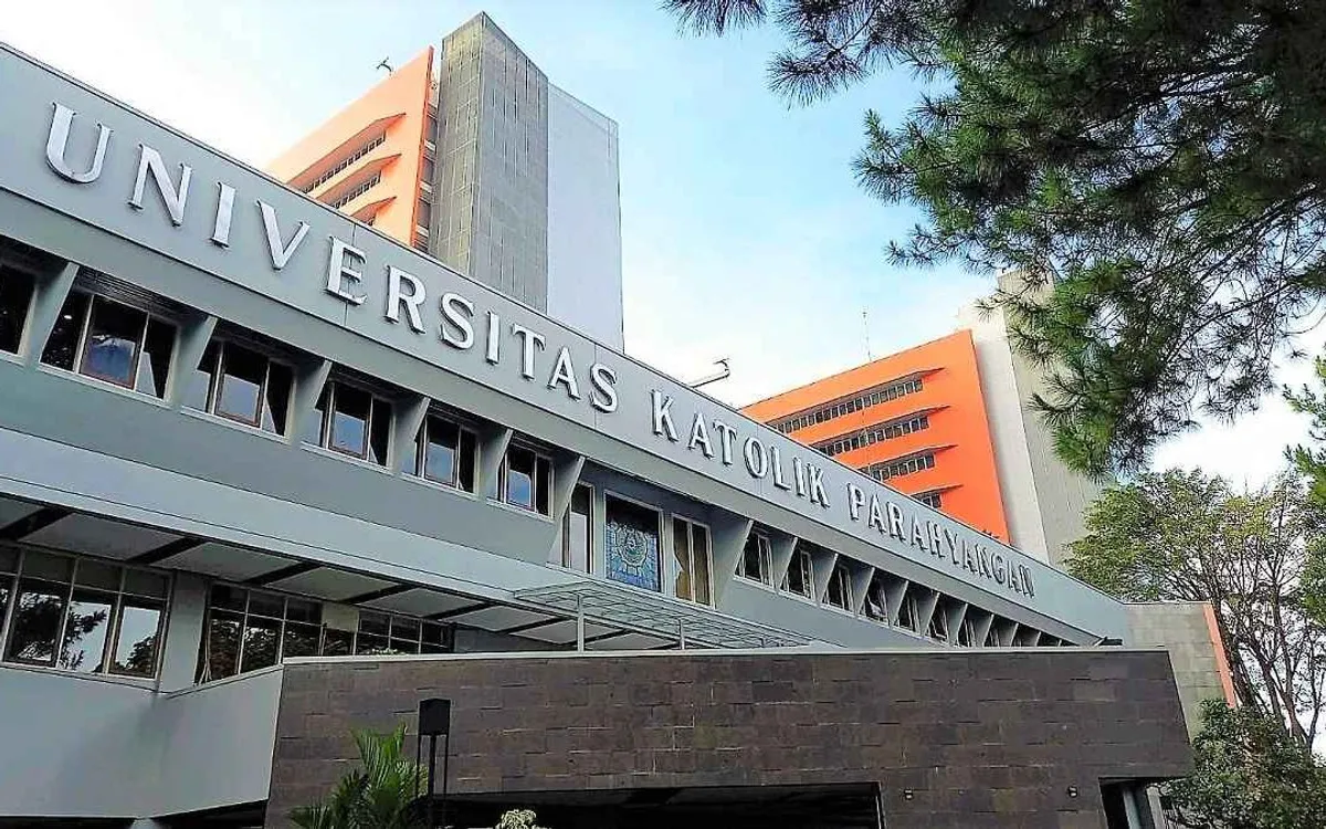 Kampus Unpar Bandung menjadi magnet pelajar dengan suasana nyaman dan udara sejuk. (Sumber: Universitas Katolik Parahyangan (UNPAR) | Foto: Iraveratika)