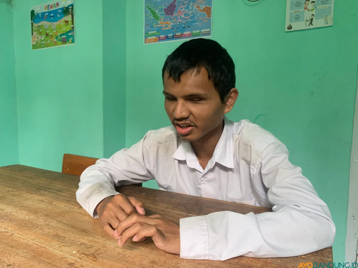 Fathur Rohman M. Farel, siswa tunanetra SLB ABCD Caringin, bercita-cita melanjutkan studi dan menjadi guru untuk membanggakan orang tuanya. (Sumber: ayobandung.id | Foto: Halwa Raudhatul)