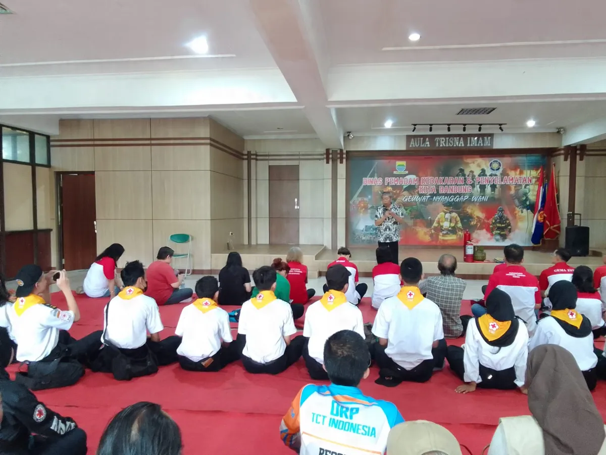 Leon Hanafi (Ketua INTI Jabar), saat membuka acara "Siaga Rumah Aman 2026" pada 2 Mei 2026, di Dinas Pemadam Kebakaran Kota Bandung. (Sumber: Ayobandung.id)