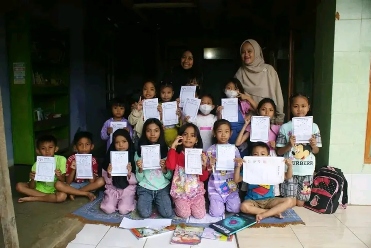 Sekolah Sabtu-Minggu Odesa di Cisanggarung Wetan, Sekebalingbing, Desa Cikadut, Kecamatan Cimenyan, Kabupaten Bandung. Antusias mereka untuk mengenal literasi lebih baik. Bekal mereka untuk tumbuh adaptif. (Foto: Agus Wahyudi)