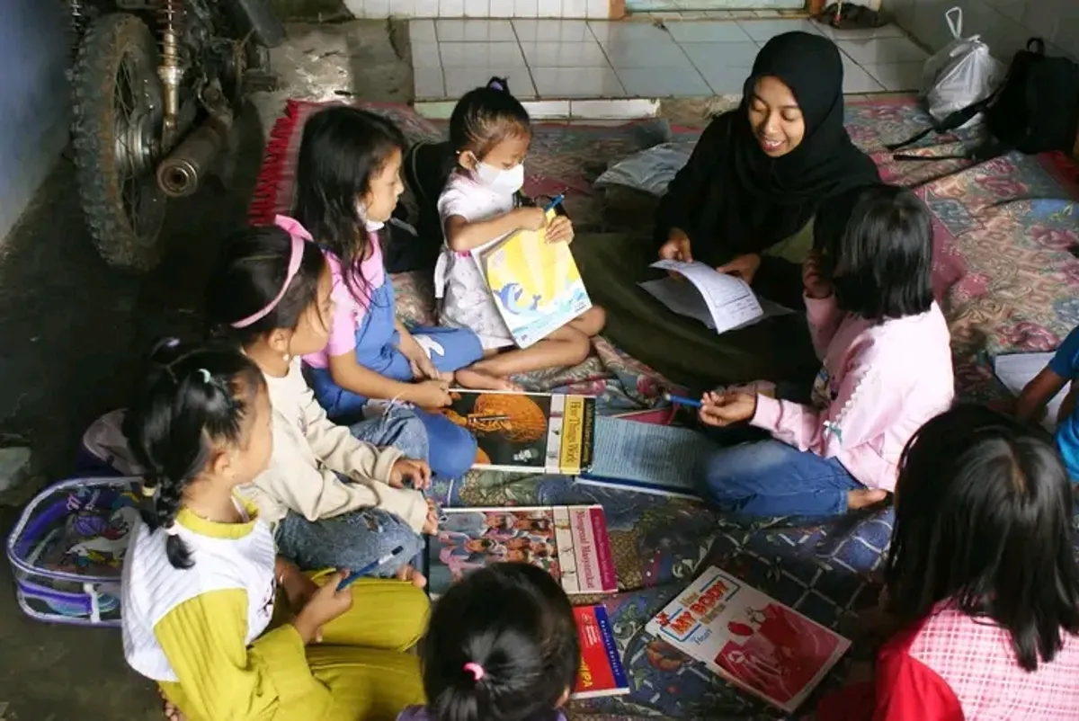Sekolah Sabtu-Minggu Odesa di Cisanggarung Wetan, Sekebalingbing, Desa Cikadut, Kecamatan Cimenyan, Kabupaten Bandung. Antusias mereka untuk mengenal literasi lebih baik. Bekal mereka untuk tumbuh adaptif. (Foto: Agus Wahyudi)