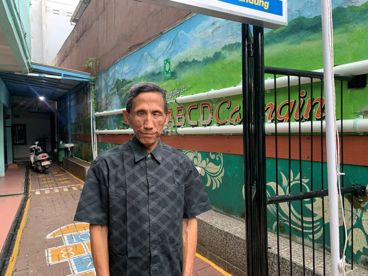 Meski penglihatannya terbatas, Tatang justru mampu melihat dunia dengan cara yang lebih jernih. Dia membangun harapan bagi anak-anak yang kerap terabaikan. (Sumber: ayobandung.id | Foto: Halwa Raudhatul)