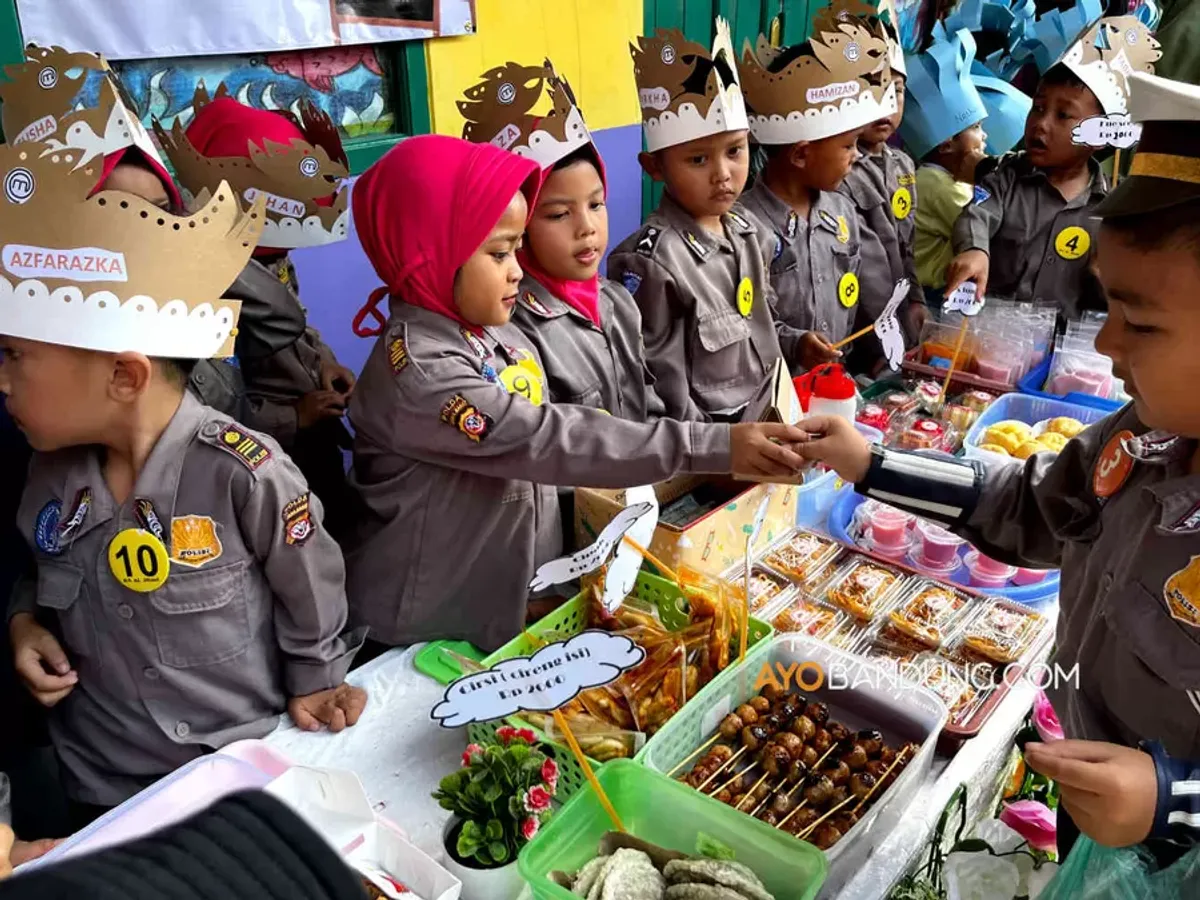 Bertujuan Market Day untuk mengenalkan nilai mata uang pada anak, melatih keberanian, dan menanamkan jiwa kewirausahaan sejak dini kepada para siswa. (Sumber: Ayobandung.com | Foto: Irfan Al-Faritsi)