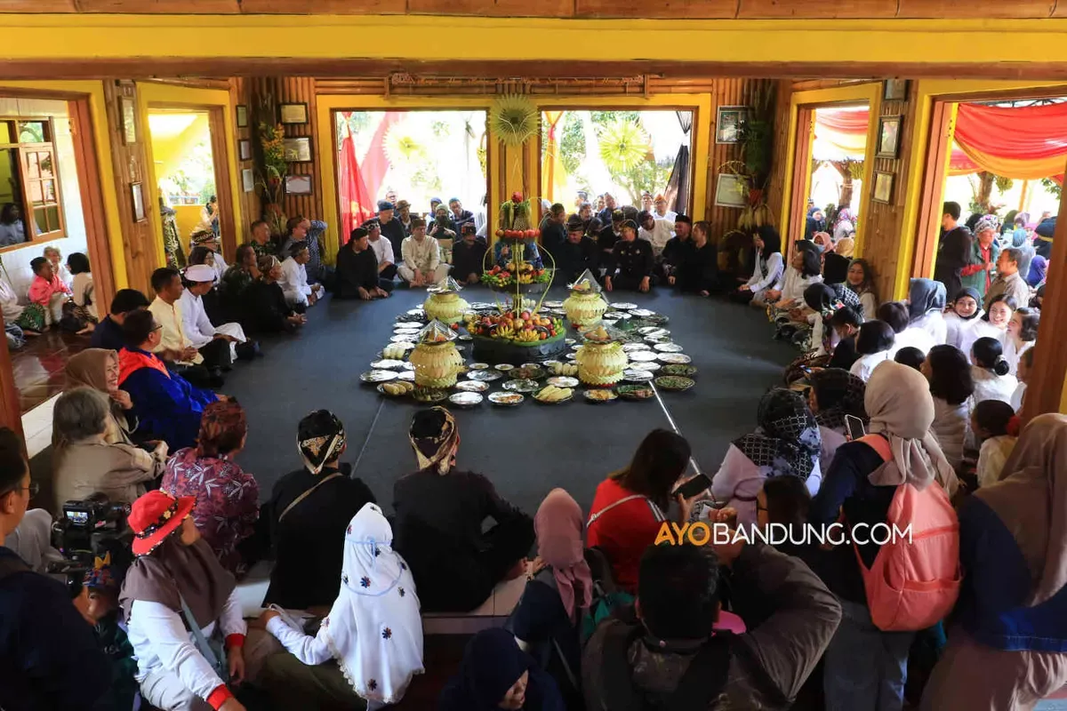 Suasana Upacara Kampung Adat Cireundeu (Sumber: Ayobandung.com | Foto: Irfan Al-Faritsi)