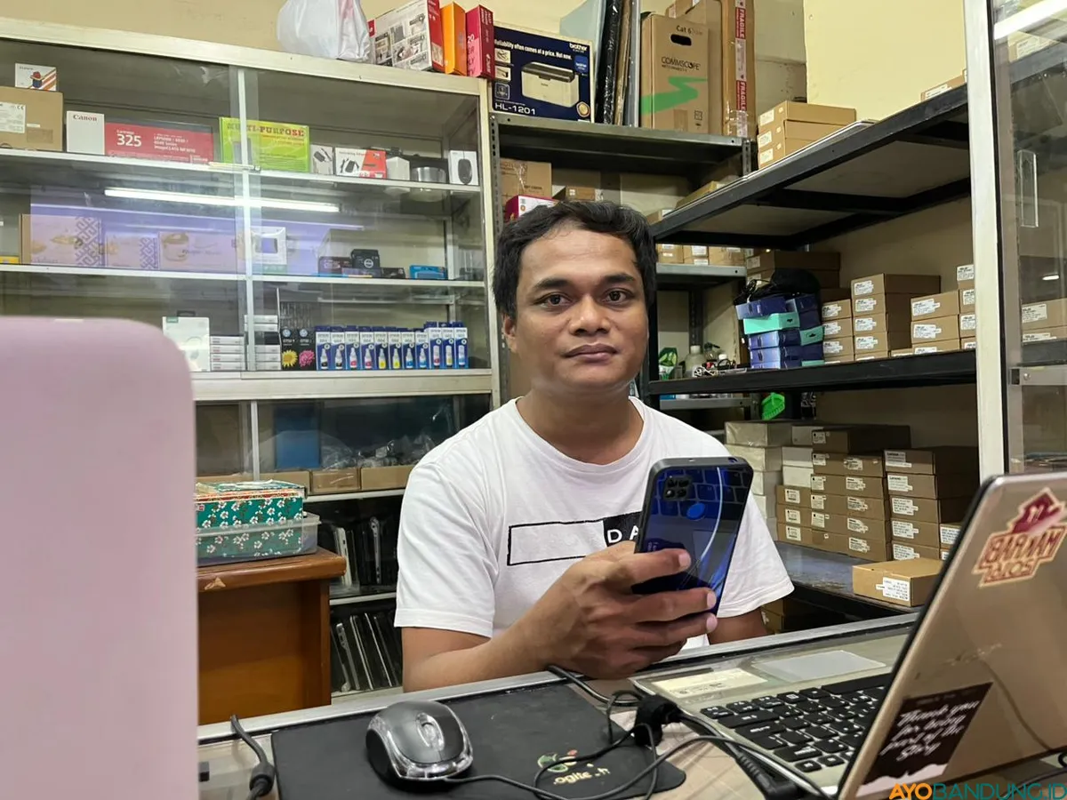 Kevin Budi tetap bertahan di tengah sepinya BTM, mengandalkan servis saat penjualan tak lagi ramai. (Sumber: ayobandung.id | Foto: Ilham Maulana)