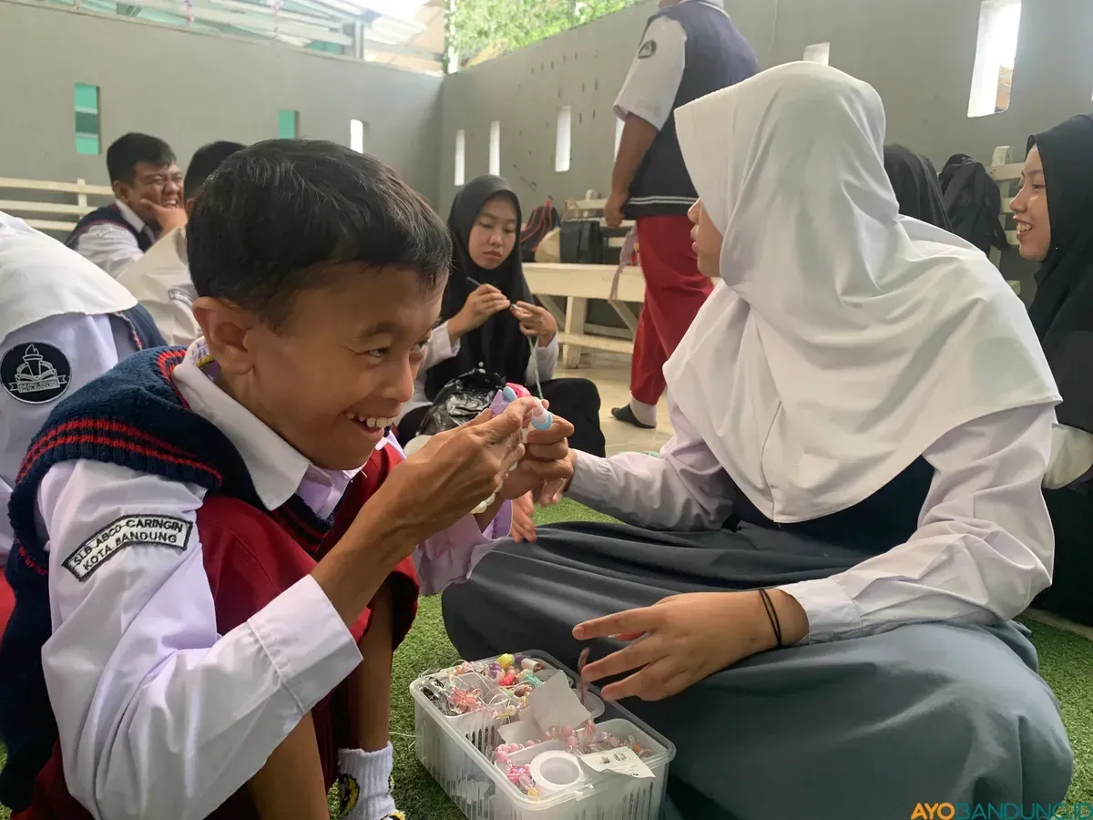 Suasana belajar di SLB ABCD Caringin, saat siswa difabel mengikuti kegiatan bersama dengan pendekatan yang disesuaikan dengan kebutuhan masing-masing. (Sumber: ayobandung.id | Foto: Halwa Raudhatul)