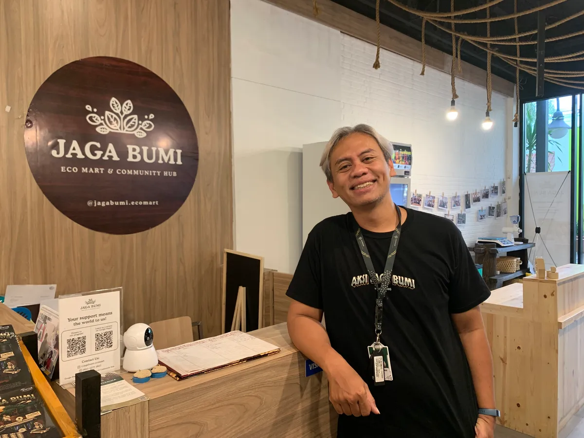 Tubagus Ari Satria Bakti, founder Jaga Bumi Ecomart, mengajak masyarakat memulai perubahan dari hal kecil lewat kebiasaan mengelola sampah. (Sumber: ayobandung.id | Foto: Halwa Raudhatul)