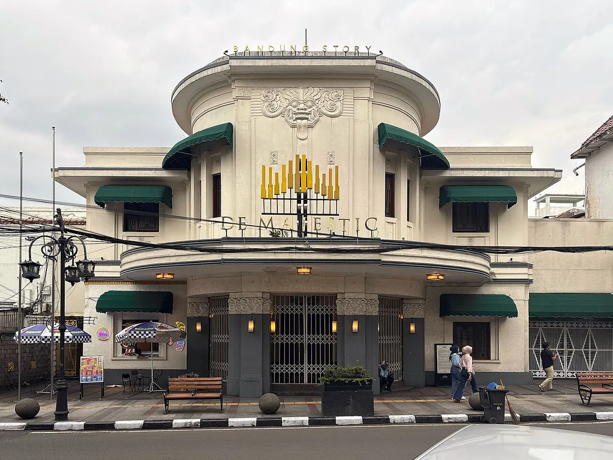 Bioskop Majestic, Kota Bandung. (Sumber: Wikimedia Commons | Foto: Chainwit)